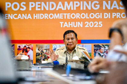 Presiden Prabowo Subianto memberikan arahan di Pos Pendamping Nasional Penanganan Bencana Alam Aceh yang berlokasi di Pangkalan TNI AU Sultan Iskandar Muda, Aceh Besar, Minggu (7/12/2025). Foto: BPMI Setpres