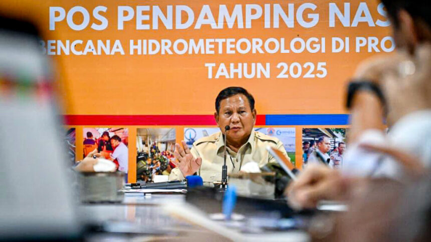Presiden Prabowo Subianto memberikan arahan di Pos Pendamping Nasional Penanganan Bencana Alam Aceh yang berlokasi di Pangkalan TNI AU Sultan Iskandar Muda, Aceh Besar, Minggu (7/12/2025). Foto: BPMI Setpres