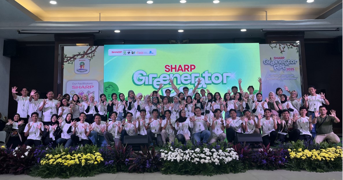 Seluruh anggota Sharp Greenerator bersama perwakilan Sharp Indonesia berfoto bersama setelah acara Sharp Greenerator Festival 2025 selesai