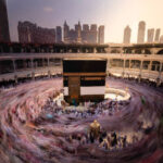 Jamaah melaksanakan ibadah di Masjidil Haram, lokasi yang kini menerapkan larangan total aktivitas foto dan video untuk musim Haji 2026. Foto: Istcok @Photosensia