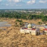 Tumpukan kayu hanyut di lokasi banjir Aceh material ini kini diizinkan Kemenhut untuk dimanfaatkan dalam kebutuhan darurat pemulihan. Foto: IG @berita_aceh