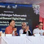 (kiri ke kanan) VP Corporate Communication Telkom Andri Herawan Sasoko, Komisaris Telkom Rizal Mallarangeng, Direktur Utama Telkom Dian Siswarini, Direktur Wholesale & International Business Service Telkom Honesti Basyir, dan EVP Telkom Regional V Amin Soebagyo saat acara Press Conference peresmian fasilitas edge data center neuCentrIX Telkom ke-28 yang berlokasi di Jayapura, Papua pada Kamis (4/12). Foto: Telkom Indonesia