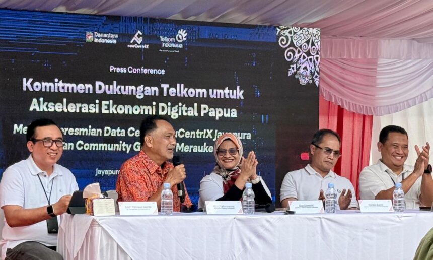 (kiri ke kanan) VP Corporate Communication Telkom Andri Herawan Sasoko, Komisaris Telkom Rizal Mallarangeng, Direktur Utama Telkom Dian Siswarini, Direktur Wholesale & International Business Service Telkom Honesti Basyir, dan EVP Telkom Regional V Amin Soebagyo saat acara Press Conference peresmian fasilitas edge data center neuCentrIX Telkom ke-28 yang berlokasi di Jayapura, Papua pada Kamis (4/12). Foto: Telkom Indonesia