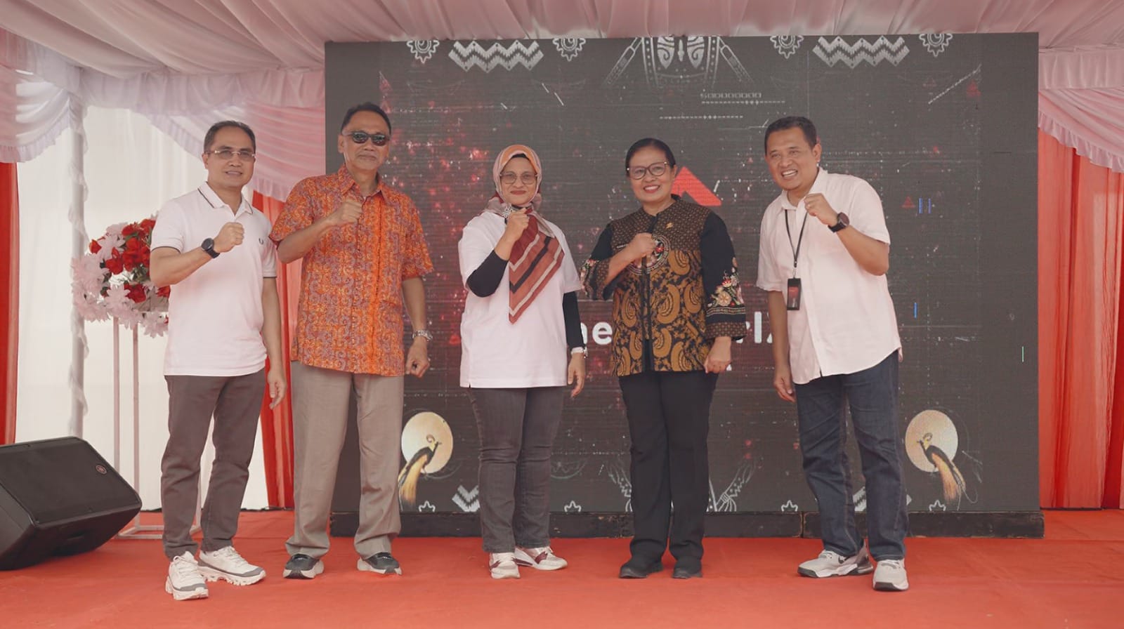 (kiri ke kanan) Direktur Wholesale & International Business Service Telkom Honesti Basyir, Komisaris Telkom Rizal Mallarangeng, Direktur Utama Telkom Dian Siswarini, Perwakilan Pemerintah Provinsi Papua, dan EVP Telkom Regional V Amin Soebagyo pada acara peresmian fasilitas edge data center neuCentrIX Telkom ke-28 yang berlokasi di Jayapura, Papua pada Kamis (4/12). Foto: Telkom Indonesia