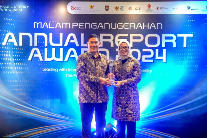 Bank Mandiri meraih Juara 1 Kategori BUMN Go Publik Keuangan pada ajang Annual Report Award (ARA) 2024. Foto: Dok Bank Mandiri