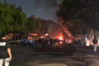 Suasana sejumlah pedagang dan petugas memadamkan api yang membakar warung tenda dan gerobak dagangan di kawasan kuliner Kalibata, Pancoran, Jakarta Selatan, Kamis (11/12/2025) malam. Foto: Ist