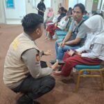 Tim Psikologi Biro SDM Polda Metro Jaya bersama Ikatan Psikologi Klinis (IPK) HIMPSI Jakarta saat memberikan Psychological First Aid (PFA) kepada siswa-siswi SDN 01 Kalibaru, Jakarta Utara. Foto: Dok Polda Metro Jaya