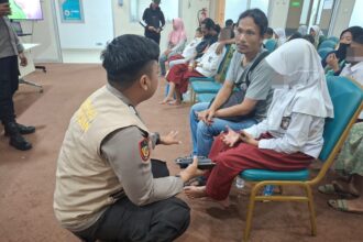 Tim Psikologi Biro SDM Polda Metro Jaya bersama Ikatan Psikologi Klinis (IPK) HIMPSI Jakarta saat memberikan Psychological First Aid (PFA) kepada siswa-siswi SDN 01 Kalibaru, Jakarta Utara. Foto: Dok Polda Metro Jaya