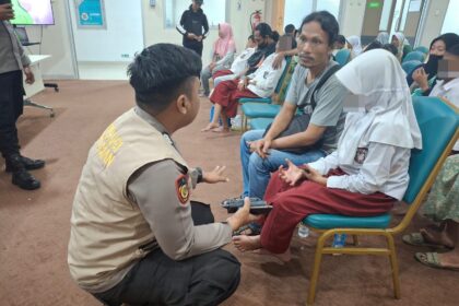 Tim Psikologi Biro SDM Polda Metro Jaya bersama Ikatan Psikologi Klinis (IPK) HIMPSI Jakarta saat memberikan Psychological First Aid (PFA) kepada siswa-siswi SDN 01 Kalibaru, Jakarta Utara. Foto: Dok Polda Metro Jaya