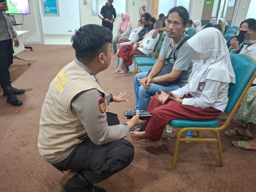 Tim Psikologi Biro SDM Polda Metro Jaya bersama Ikatan Psikologi Klinis (IPK) HIMPSI Jakarta saat memberikan Psychological First Aid (PFA) kepada siswa-siswi SDN 01 Kalibaru, Jakarta Utara. Foto: Dok Polda Metro Jaya