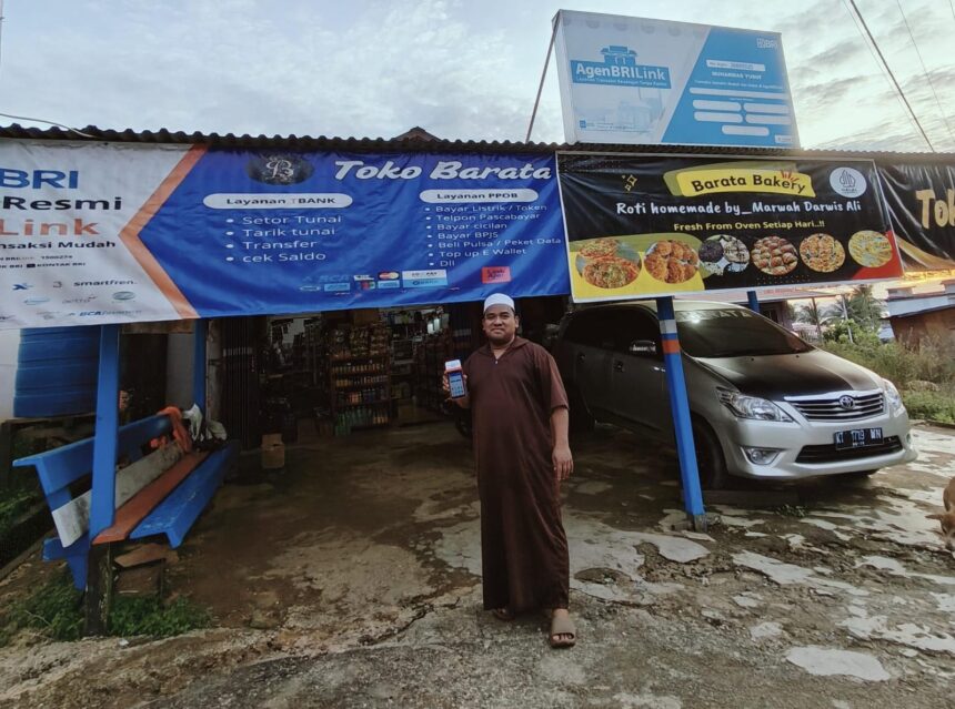 Muhammad Yusuf, mitra AgenBRILink yang beroperasi di Desa Liangbunyu, Kecamatan Sebatik Barat, Kabupaten Nunukan, Kalimantan Utara, konsisten menghadirkan layanan perbankan yang dekat, cepat, dan terjangkau bagi warga. Foto: BRI