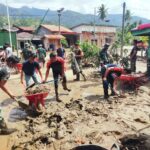 Para Babinsa turun langsung mendampingi masyarakat di berbagai titik terdampak, untuk melakukan pembersihan fasilitas pendidikan, permukiman hingga perbaikan sarana air bersih warga, pada Jumat (12/12/2025). Foto: Dispenad