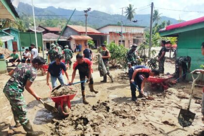 Para Babinsa turun langsung mendampingi masyarakat di berbagai titik terdampak, untuk melakukan pembersihan fasilitas pendidikan, permukiman hingga perbaikan sarana air bersih warga, pada Jumat (12/12/2025). Foto: Dispenad