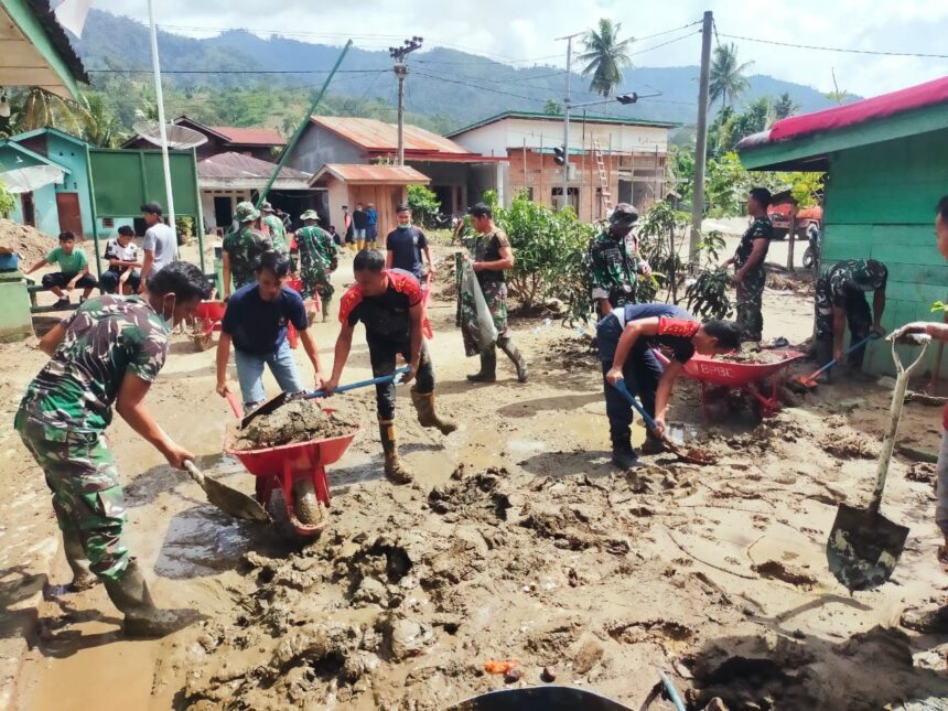 Para Babinsa turun langsung mendampingi masyarakat di berbagai titik terdampak, untuk melakukan pembersihan fasilitas pendidikan, permukiman hingga perbaikan sarana air bersih warga, pada Jumat (12/12/2025). Foto: Dispenad