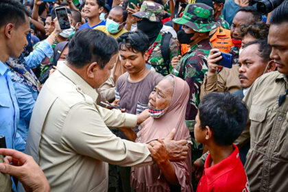 Presiden Prabowo Subianto mengunjungi Kabupaten Aceh Tamiang, Provinsi Aceh, meninjau posko pengungsian di wilayah terdampak bencana, Jumat (12/12/2025). Foto: BPMI Setpres