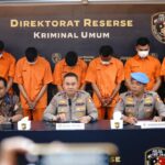 Karo Penmas Divisi Humas Polri Brigjen Pol Trunoyudo Wisnu Andiko (tengah), dalam jumpa pers terkait kasus pengeroyokan yang libatkan enam anggota Polri, Jumat (12/12/2025) malam. Foto: Divisi Humas Polri