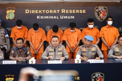 Karo Penmas Divisi Humas Polri Brigjen Pol Trunoyudo Wisnu Andiko (tengah), dalam jumpa pers terkait kasus pengeroyokan yang libatkan enam anggota Polri, Jumat (12/12/2025) malam. Foto: Divisi Humas Polri
