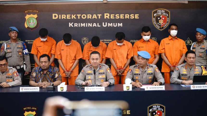 Karo Penmas Divisi Humas Polri Brigjen Pol Trunoyudo Wisnu Andiko (tengah), dalam jumpa pers terkait kasus pengeroyokan yang libatkan enam anggota Polri, Jumat (12/12/2025) malam. Foto: Divisi Humas Polri