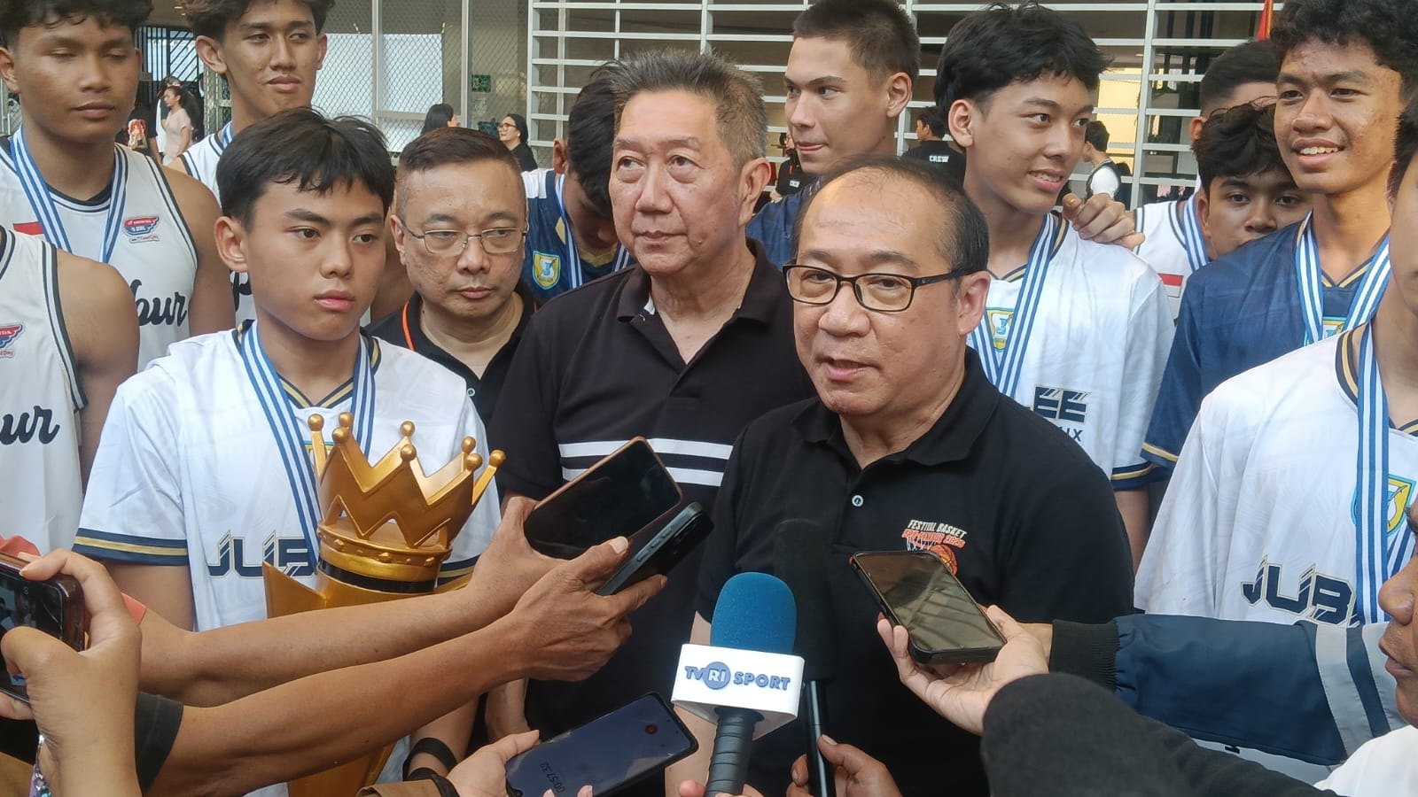 Tim SMA Jubilee sukses meraih juara pertama Festival Bola Basket BPK Penabur I/2025. Pada babak final yang berlangsung di Lapangan Basket BPK Penabur Kelapa Gading, Jakarta, Sabtu (13/12),  SMA Jubilee mengandaskan perlawan sengit BPK Penabur Cirebon dengan skor meyakinkan 54-37. Foto/ipol
