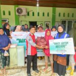 Depianto, Head Service, Cab Padang menyerahkan donasi kepada korban banjir di Kampung Tanjung Kurunji ,Padang