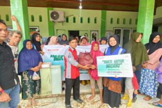 Depianto, Head Service, Cab Padang menyerahkan donasi kepada korban banjir di Kampung Tanjung Kurunji ,Padang