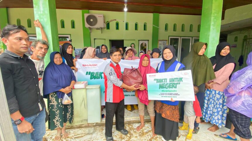 Depianto, Head Service, Cab Padang menyerahkan donasi kepada korban banjir di Kampung Tanjung Kurunji ,Padang