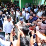 Presiden RI Prabowo Subianto (tengah) didampingi Kepala BNPB Letjen TNI Suharyanto (kiri) dan Gubernur Sumatra Utara, Boby Nasution (kanan) saat menyapa warga penyintas banjir di MTs N 1 Langkat, Tanjung Pura, Kabupaten Langkat, Sumatra Utara, Sabtu (13/12/2025). Foto: Ist