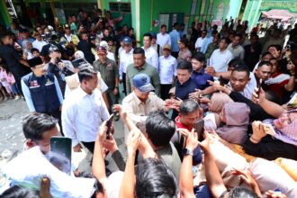 Presiden RI Prabowo Subianto (tengah) didampingi Kepala BNPB Letjen TNI Suharyanto (kiri) dan Gubernur Sumatra Utara, Boby Nasution (kanan) saat menyapa warga penyintas banjir di MTs N 1 Langkat, Tanjung Pura, Kabupaten Langkat, Sumatra Utara, Sabtu (13/12/2025). Foto: Ist
