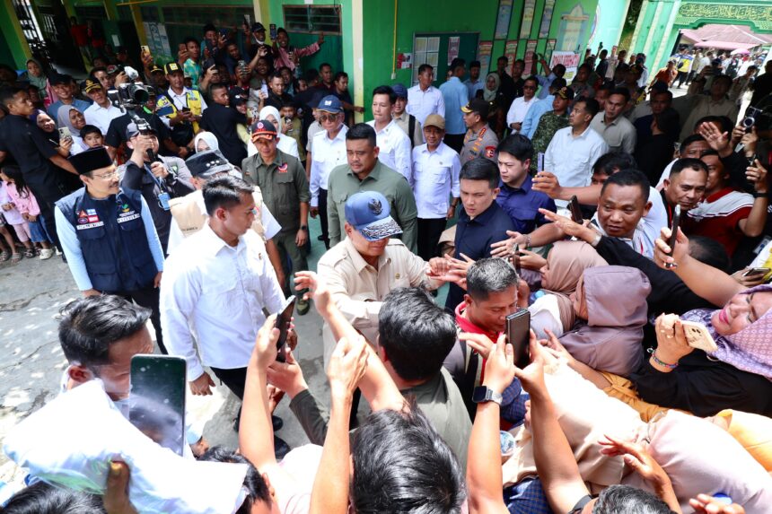 Presiden RI Prabowo Subianto (tengah) didampingi Kepala BNPB Letjen TNI Suharyanto (kiri) dan Gubernur Sumatra Utara, Boby Nasution (kanan) saat menyapa warga penyintas banjir di MTs N 1 Langkat, Tanjung Pura, Kabupaten Langkat, Sumatra Utara, Sabtu (13/12/2025). Foto: Ist