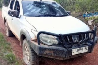 Kondisi mobil perusahaan PT SRM yang mengalami kerusakan berat setelah diduga dirusak belasan WN China di Ketapang, Kalimantan Barat. Foto: TikTok @tiktok_ketapang