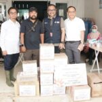EVP Telkom Regional I Sumatra Dwi Pratomo Juniarto saat memberikan bantuan kepada korban bencana Aceh, Sumatra Utara dan Sumatra Barat, beberapa waktu lalu. Foto: Telkom Indonesia