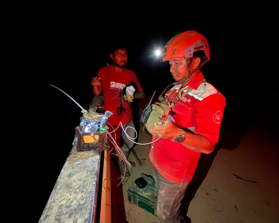 Teknisi Telkom melakukan pemulihan jaringan pasca bencana longsor dan banjir bandang di Aceh, Sumatra Utara dan Sumatra Barat. Foto: Telkom Indonesia