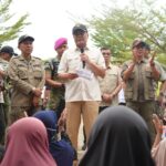 Menko Polkam RI Jenderal TNI (Purn) Djamari Chaniago saat meninjau salah satu titik pemulihan bencana alam di Kabupaten Pidie Jaya, Provinsi Aceh, Minggu (14/12/2025). Foto: Dok Kemenko Polkam
