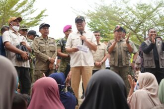 Menko Polkam RI Jenderal TNI (Purn) Djamari Chaniago saat meninjau salah satu titik pemulihan bencana alam di Kabupaten Pidie Jaya, Provinsi Aceh, Minggu (14/12/2025). Foto: Dok Kemenko Polkam