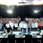 Kapolri Jenderal Listyo Sigit Prabowo bersama Wakapolri Komjen Pol Dedi Prasetyo dan Menko PMK, Wakil Menteri terkait, perwakilan Panglima TNI, Kepala Basarnas Marsekal Madya TNI Mohammad Syafii, Danpuspom TNI Mayjen TNI Yusri Nuryanto, Kakorlantas Polri, Irjen Pol Agus Suryonugroho, Dirut Jasa Marga Rivan Achmad Purwantono, serta Plt Dirut Jasa Raharja Dewi Aryani Suzana, dalam Rapat Koordinasi Lintas Sektoral kesiapan perayaan Natal 2025 dan Tahun Baru 2026 melalui Operasi Lilin 2025, Senin (15/12/2025). Foto: Ist