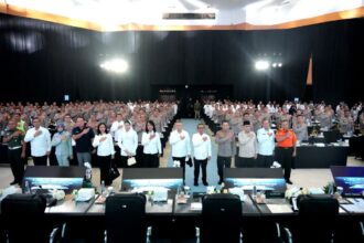 Kapolri Jenderal Listyo Sigit Prabowo bersama Wakapolri Komjen Pol Dedi Prasetyo dan Menko PMK, Wakil Menteri terkait, perwakilan Panglima TNI, Kepala Basarnas Marsekal Madya TNI Mohammad Syafii, Danpuspom TNI Mayjen TNI Yusri Nuryanto, Kakorlantas Polri, Irjen Pol Agus Suryonugroho, Dirut Jasa Marga Rivan Achmad Purwantono, serta Plt Dirut Jasa Raharja Dewi Aryani Suzana, dalam Rapat Koordinasi Lintas Sektoral kesiapan perayaan Natal 2025 dan Tahun Baru 2026 melalui Operasi Lilin 2025, Senin (15/12/2025). Foto: Ist