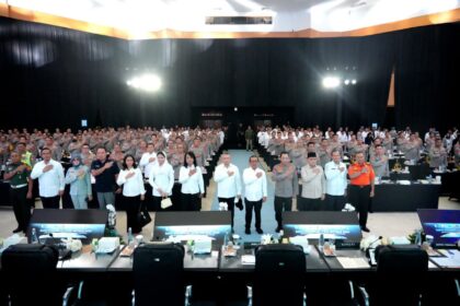 Kapolri Jenderal Listyo Sigit Prabowo bersama Wakapolri Komjen Pol Dedi Prasetyo dan Menko PMK, Wakil Menteri terkait, perwakilan Panglima TNI, Kepala Basarnas Marsekal Madya TNI Mohammad Syafii, Danpuspom TNI Mayjen TNI Yusri Nuryanto, Kakorlantas Polri, Irjen Pol Agus Suryonugroho, Dirut Jasa Marga Rivan Achmad Purwantono, serta Plt Dirut Jasa Raharja Dewi Aryani Suzana, dalam Rapat Koordinasi Lintas Sektoral kesiapan perayaan Natal 2025 dan Tahun Baru 2026 melalui Operasi Lilin 2025, Senin (15/12/2025). Foto: Ist