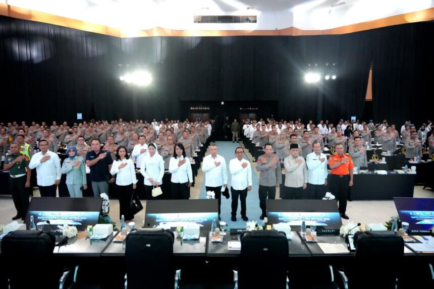 Kapolri Jenderal Listyo Sigit Prabowo bersama Wakapolri Komjen Pol Dedi Prasetyo dan Menko PMK, Wakil Menteri terkait, perwakilan Panglima TNI, Kepala Basarnas Marsekal Madya TNI Mohammad Syafii, Danpuspom TNI Mayjen TNI Yusri Nuryanto, Kakorlantas Polri, Irjen Pol Agus Suryonugroho, Dirut Jasa Marga Rivan Achmad Purwantono, serta Plt Dirut Jasa Raharja Dewi Aryani Suzana, dalam Rapat Koordinasi Lintas Sektoral kesiapan perayaan Natal 2025 dan Tahun Baru 2026 melalui Operasi Lilin 2025, Senin (15/12/2025). Foto: Ist