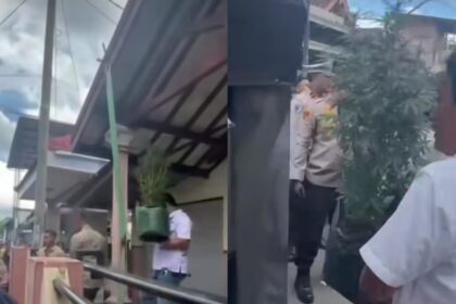 Polisi menggerebek rumah kontrakan di Jombang yang dijadikan lokasi budidaya ganja. Foto: Tangkap layar IG @lagi.viral