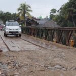 Kendaraan roda empat melintas di jembatan baily dari arah Provinsi Tapanuli Tengah menuju Tapanuli Selatan melalui Desa Garoga, Batang Toru, Minggu (14/12/2025). Foto: Ist