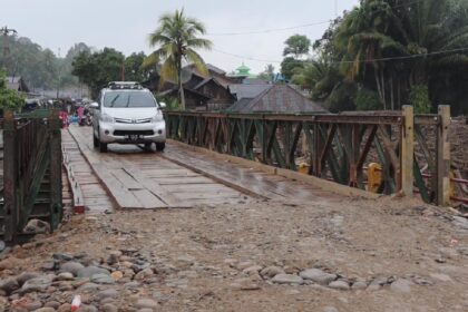 Kendaraan roda empat melintas di jembatan baily dari arah Provinsi Tapanuli Tengah menuju Tapanuli Selatan melalui Desa Garoga, Batang Toru, Minggu (14/12/2025). Foto: Ist