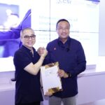 President Director CCSI Peter Djatmiko (kiri) dan Direktur Network Telkom Nanang Hendarno (kanan) saat acara penandatanganan Memorandum of Understanding (MoU) antara Telkom dan CCSI di Jakarta pada Senin (15/12). Foto: Telkom Indonesia