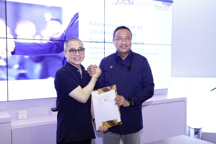 President Director CCSI Peter Djatmiko (kiri) dan Direktur Network Telkom Nanang Hendarno (kanan) saat acara penandatanganan Memorandum of Understanding (MoU) antara Telkom dan CCSI di Jakarta pada Senin (15/12). Foto: Telkom Indonesia