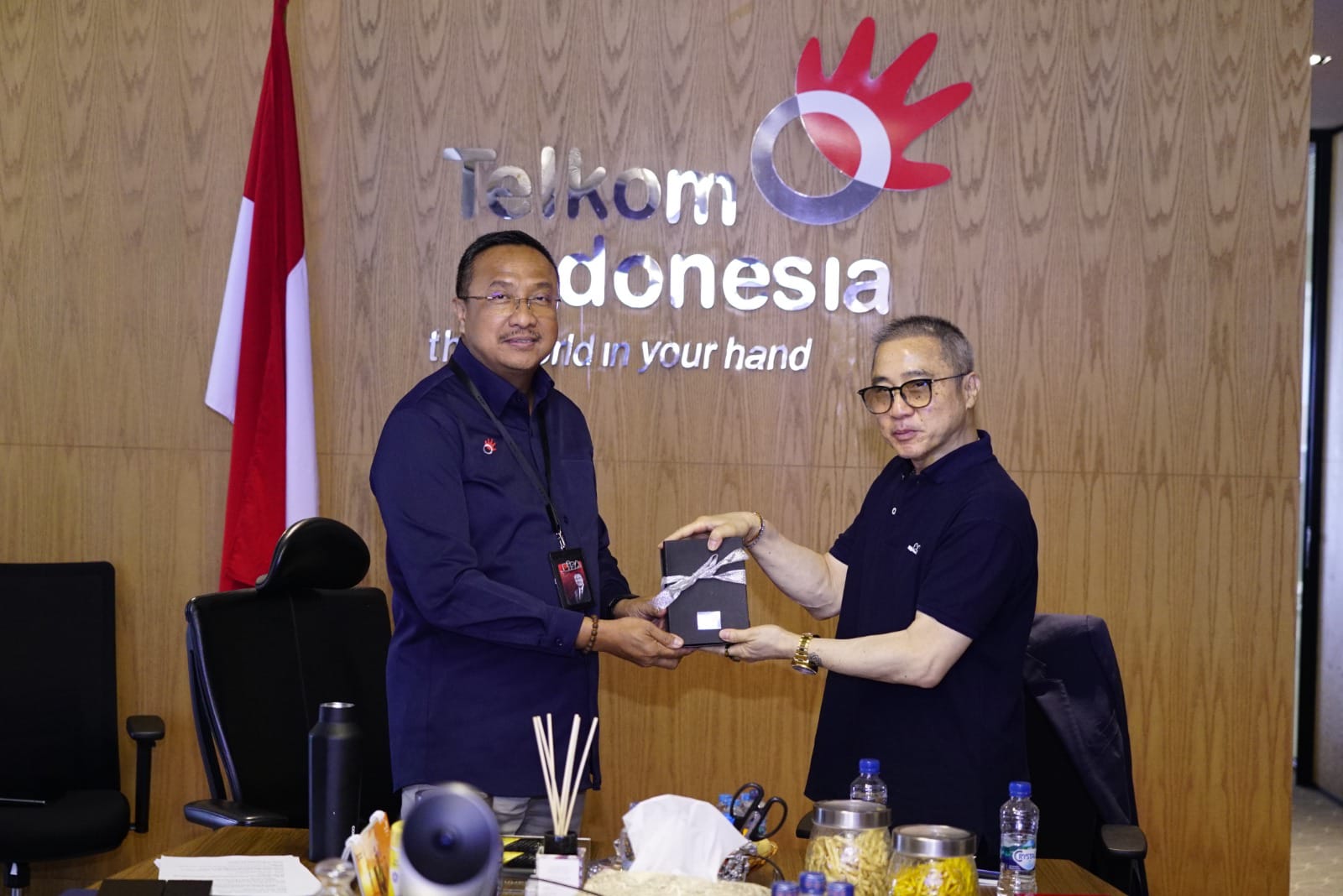 Direktur Network Telkom Nanang Hendarno (kiri) saat memberikan cinderamata kepada President Director CCSI Peter Djatmiko (kanan) saat acara penandatanganan Memorandum of Understanding (MoU) antara Telkom dan CCSI di Jakarta pada Senin (15/12). Foto: Telkom Indonesia