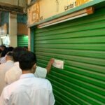 Perumda Pasar Jaya melalui pengelola Pasar Pramuka, kembali melakukan penyegelan terhadap kios pedagang yang tidak melakukan pembayaran atas Hak Pemakaian Tempat Usaha di Pasar Pramuka, Matraman, Jakarta Timur, Selasa (16/12/2025). Foto: Ist