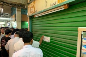 Perumda Pasar Jaya melalui pengelola Pasar Pramuka, kembali melakukan penyegelan terhadap kios pedagang yang tidak melakukan pembayaran atas Hak Pemakaian Tempat Usaha di Pasar Pramuka, Matraman, Jakarta Timur, Selasa (16/12/2025). Foto: Ist