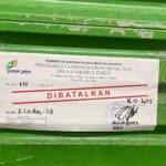 Perumda Pasar Jaya melalui pengelola Pasar Pramuka, kembali menempelkan stiker segel terhadap kios pedagang yang tidak menyelesaikan kewajiban pembayaran atas Hak Pemakaian Tempat Usaha di Pasar Pramuka, Matraman, Jakarta Timur, Selasa (16/12/2025). Foto: Ist