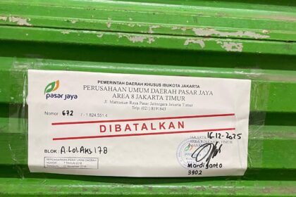 Perumda Pasar Jaya melalui pengelola Pasar Pramuka, kembali menempelkan stiker segel terhadap kios pedagang yang tidak menyelesaikan kewajiban pembayaran atas Hak Pemakaian Tempat Usaha di Pasar Pramuka, Matraman, Jakarta Timur, Selasa (16/12/2025). Foto: Ist