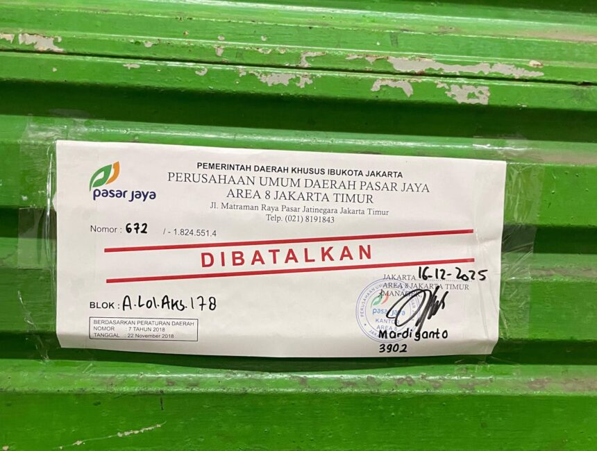 Perumda Pasar Jaya melalui pengelola Pasar Pramuka, kembali menempelkan stiker segel terhadap kios pedagang yang tidak menyelesaikan kewajiban pembayaran atas Hak Pemakaian Tempat Usaha di Pasar Pramuka, Matraman, Jakarta Timur, Selasa (16/12/2025). Foto: Ist