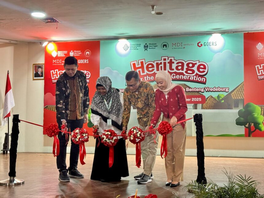 (kiri ke kanan) Managing Director GOERS Ferdinand Octavilano, Perwakilan Museum Cagar Budaya dan Museum Benteng Vredeburg Muri Kurniawati, Direktur MDI Ventures Roby Roediyanto, dan Direktur GOERS Niki Tsuraya Yaumi saat prosesi gunting pita pada acara Opening Ceremony peresmian program “Heritage for the Next Generation”, di Museum Benteng Vredeburg, Yogyakarta pada Senin (15/12). Foto: Telkom Indonesia